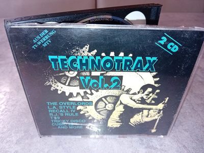 2 CD TECHNO TRAX VOL 2 ( SIS POSTIKULU )