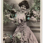 NAINEN / Hymyilevä mademoiselle syli täynnä kukkia. 1900-l. - pikkukuva 2