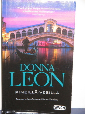 Donna Leon : PIMEILLÄ VESILLÄ