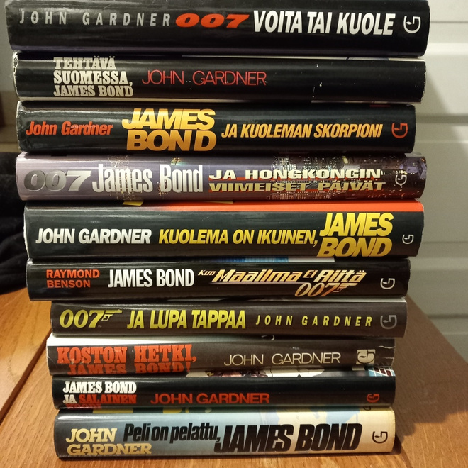 James Bond kirjoja 5€/kpl