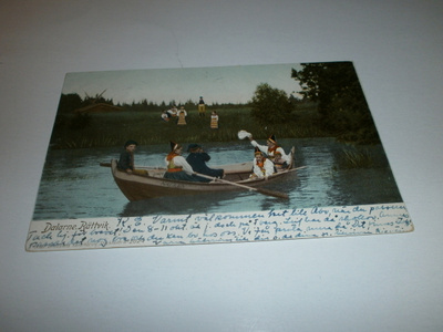 Rättvik, Dalarne, kansanpukuista väkeä veneessä, 1953 Suomi