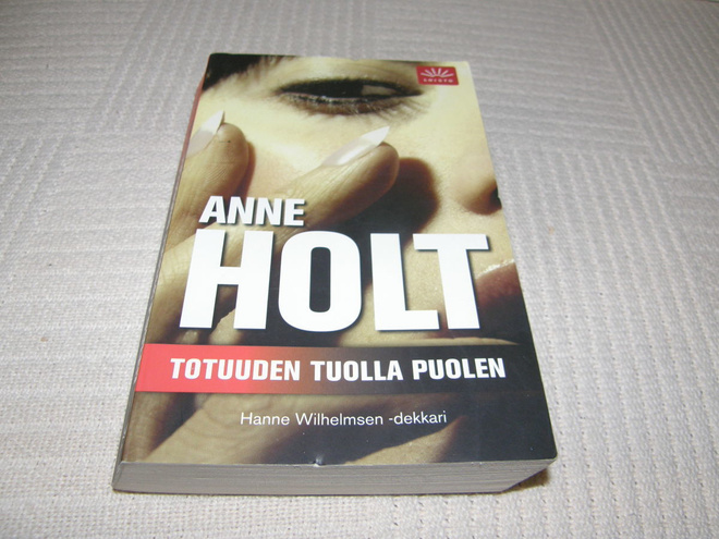 Anne Holt totuuden tuolla puolen  -pok
