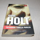 Anne Holt totuuden tuolla puolen  -pok - pikkukuva 1