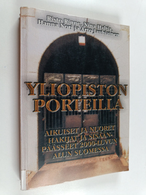 Yliopiston porteilla : aikuiset ja nuoret hakijat ja sisä...