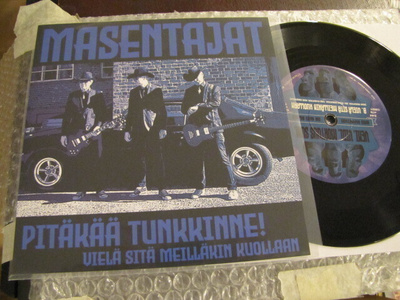 Masentajat Pitäkää tunkkinne! 7 45 2022 musta vin ltd 152