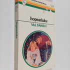 Val Daniels : Hopeatiuku - pikkukuva 1