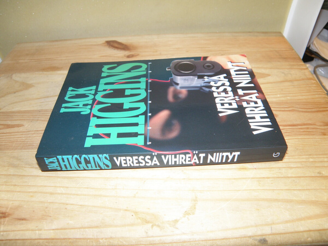 Jack Higgins Veressä vihreät niityt (nidottu)