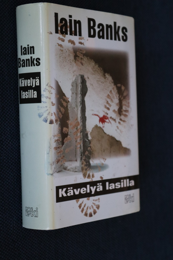 Iain Banks : Kävelyä lasilla ( 1.p. 1998 )