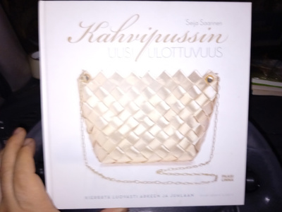 Saarinen : Kahvipussin uusi ulottuvuus ( SIS POSTIKULU  )