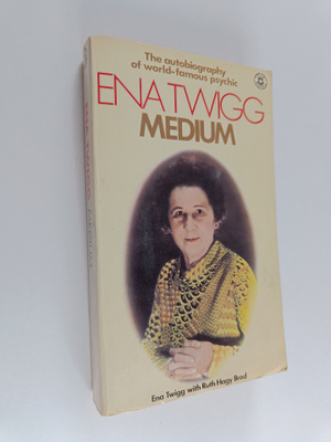 Ena Twigg ym. : Ena Twigg - Medium