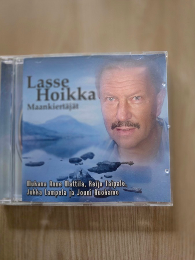 Lasse Hoika - Maankiertäjät