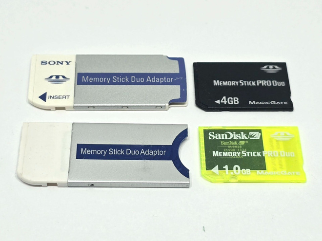 2kpl Memory Stick Pro Duo (4GB + 1GB) ja 2kpl adaptereita
