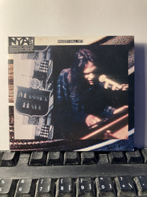 NEIL YOUNG: Massey Hall 1971, CD + DVD