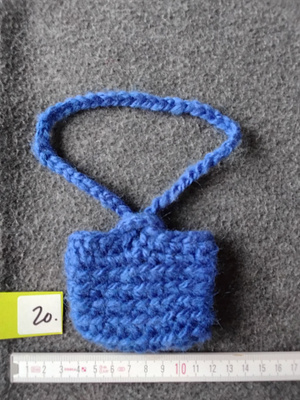 Alina´s Handmade virkattu avaimenperä airpodin suojakoteloon