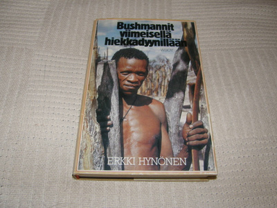 Erkki Hynönen Bushmannit viimeisellä hiekkadyynillään  -sid