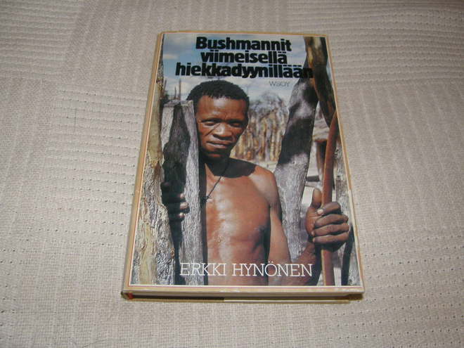 Erkki Hynönen Bushmannit viimeisellä hiekkadyynillään  -sid