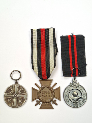 Kolme mitalia
