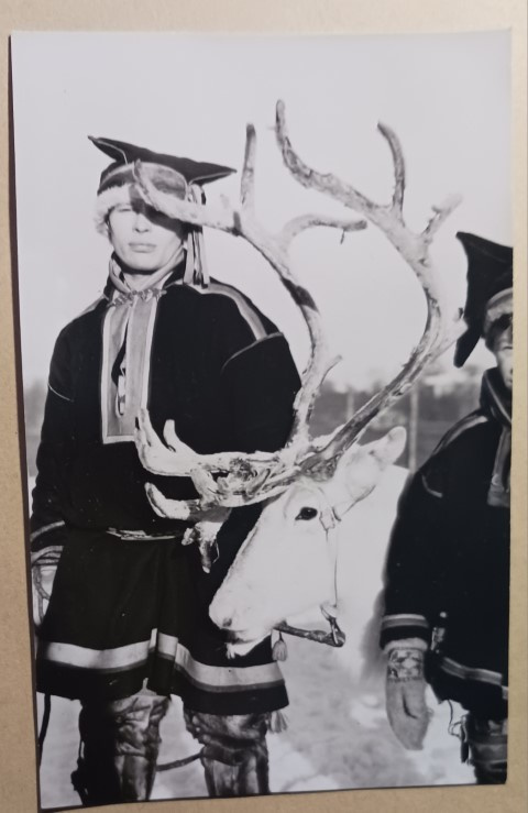 Lappilaisnuoret perinneasuissa ja poro, 1934, mvpk, ei p.
