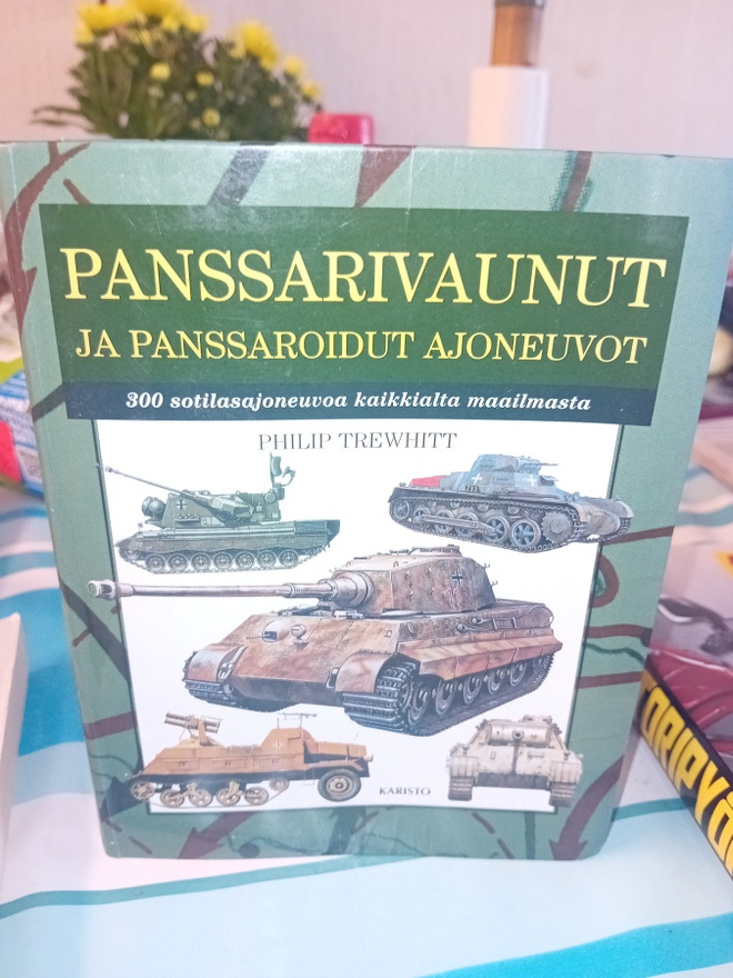 Trewhitt : Panssarivaunut ja panssaroidut ajoneuvot