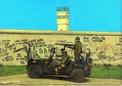 Vanha postikortti Berliini, muuri ja sotilaat jeepissä