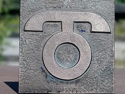 Hopeanvärinen mitali rasiassa. Mitalin koko - 39*39 mm.