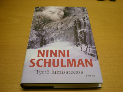 Ninni Schulman: Tyttö lumisateessa