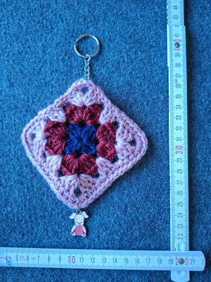 Alina´s Handmade virkattu avaimenperä airpodin suojakoteloon