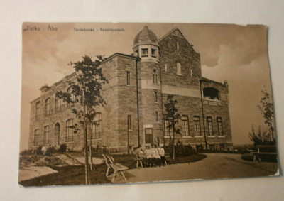 Turku, Taidemuseo, tytöt penkillä, vanha mv valokuvapk, 1908