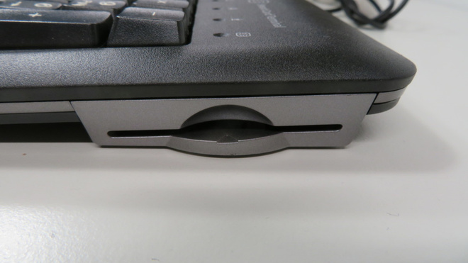 HP näppäimistö ja henkilökortinlukijalla