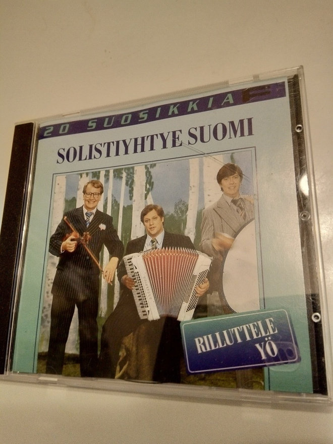 CD SOLISTIYHTYE SUOMI "Rilluttele yö" -20 SUOSIKKIA (Sis.pk)