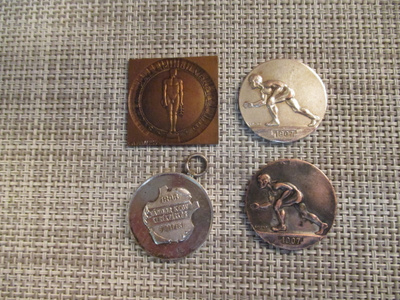 Vanhoja urheilumitalleja 4 kpl 1896-1935.