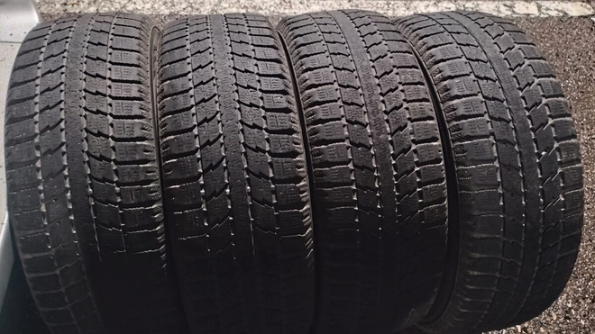 Kitkarenkaat 195/65r15 m+s