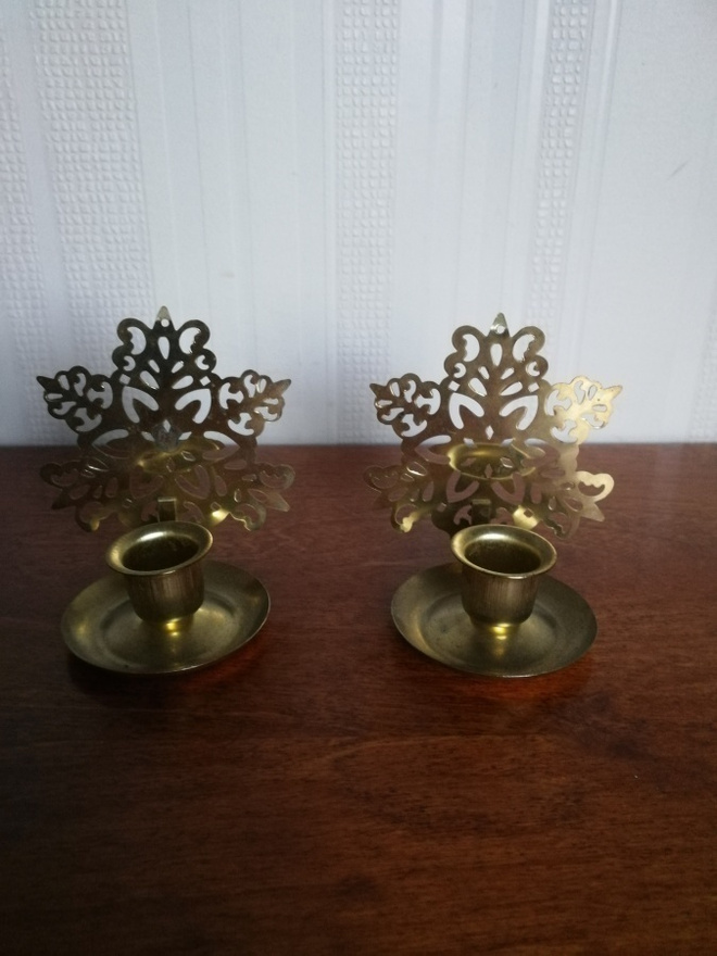 Messinkinen lumihiutale  kynttilänjalka