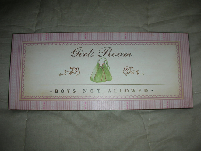 Huoneentaulu girls room