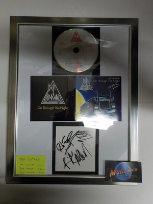 DEF LEPPARD TAULU NIMMAREILLA