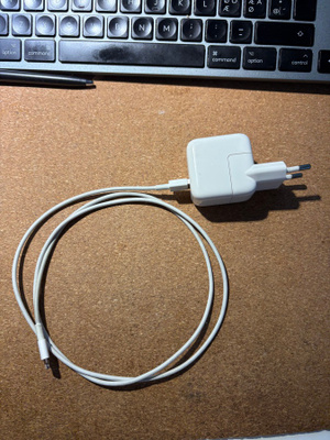 Apple A1401 12W USB laturi ja kaapeli – aito, hyvä kunto