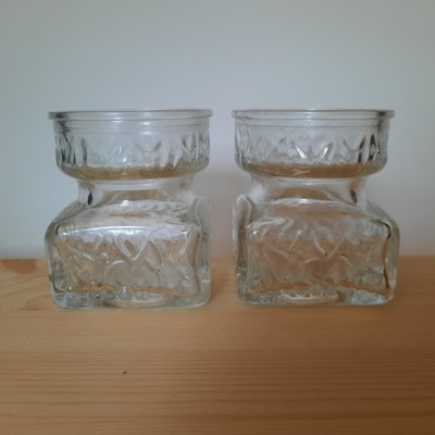 2 kaunista lasipurkkia