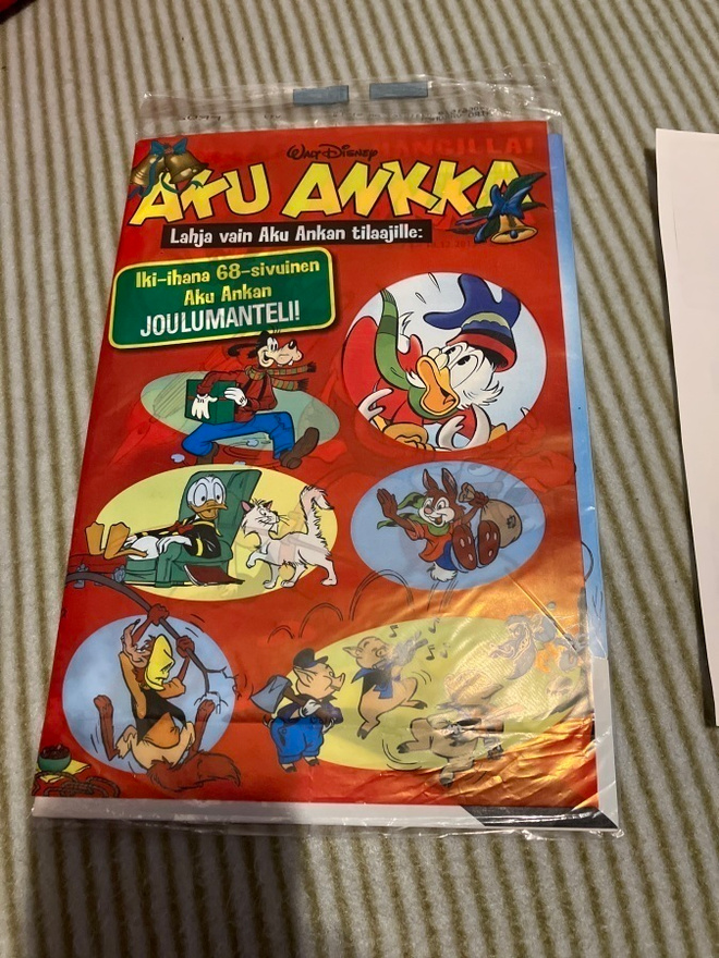 Aku Ankka Joulumanteli 2013 pussissa