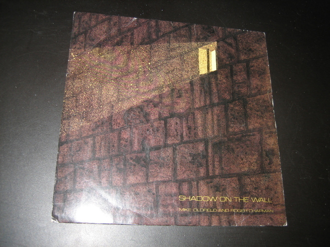 Mike Oldfield And Roger Chapman - Shadow On The Wall