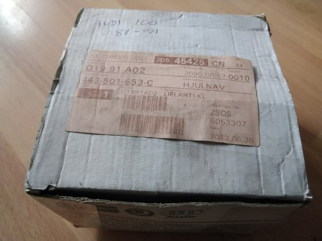 V.A.G AUDI 100 pyörännapa 443501653C