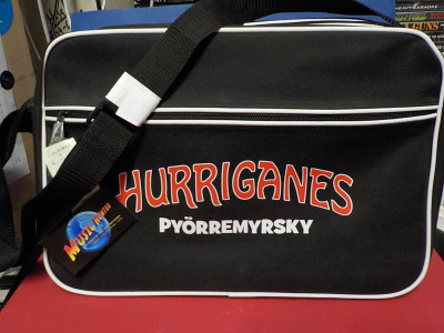 HURRIGANES - PYÖRREMYRSKY UUSI KIRJA + LAUKKU BUNDLE