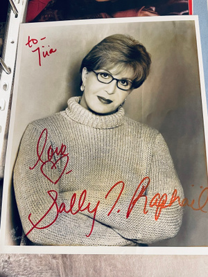 Sally J. Raphael nimikirjoitus valokuvassa