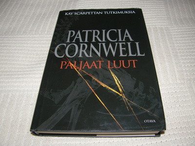 Patricia Cornwell Paljaat luut -sid