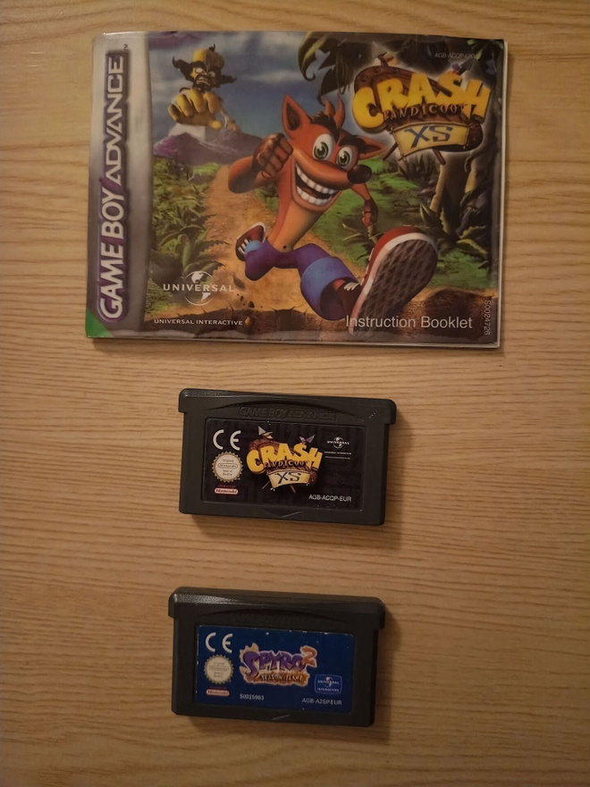 GBA Spyro 2 Season of Flame ja Crash Bandicoot XS