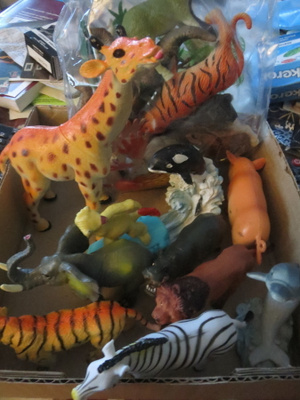 Kuusitoista eläinfiguuria