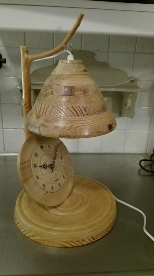 ERIKOINEN PUUTYÖ,  KELLO + LAMPPU