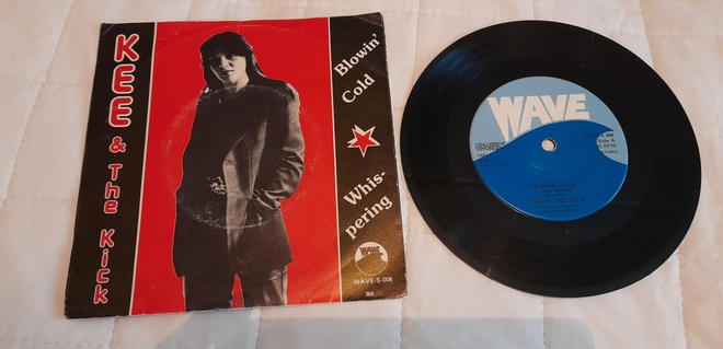 KEE& THE KICK Blowing cold/Whispering WAVES 006 1981 Ruotsi