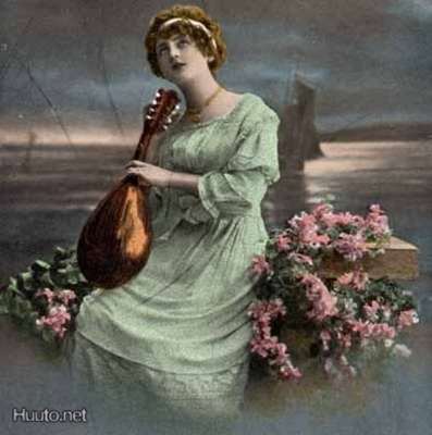 MUSIIKKI / Tyttö ja mandoliini meren rannalla. 1900-l.