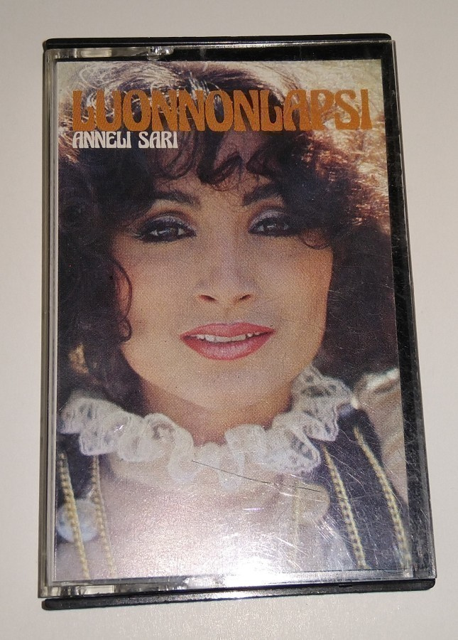 ANNELI SARI LUONNONLAPSI C-KASETTI