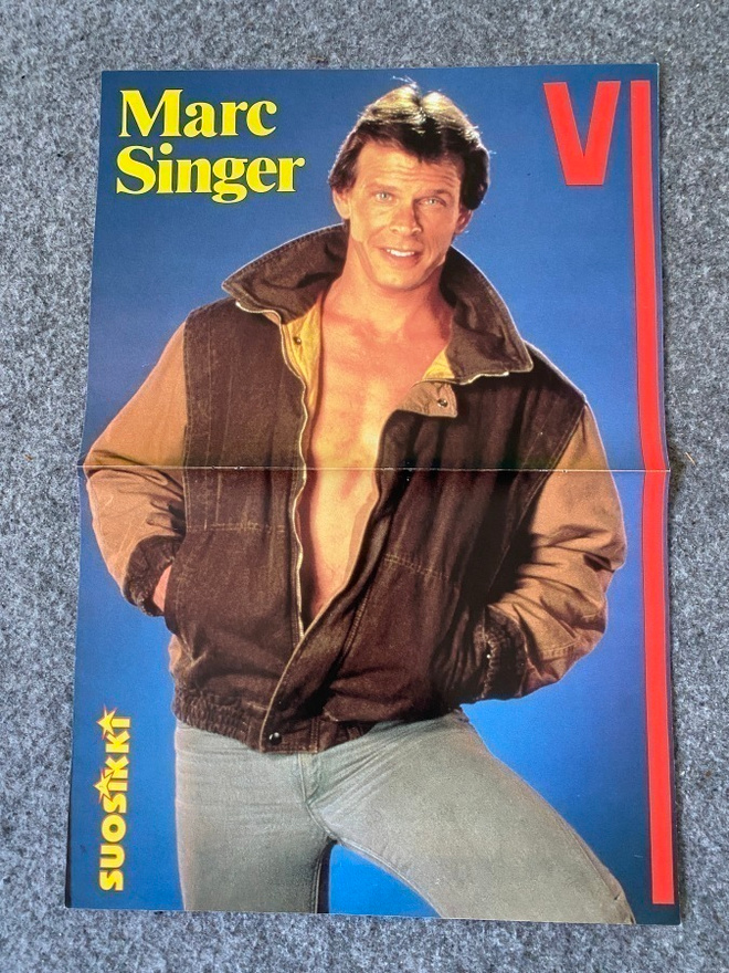 V Visitors Vierailijat Marc Singer juliste juttu ja lehti